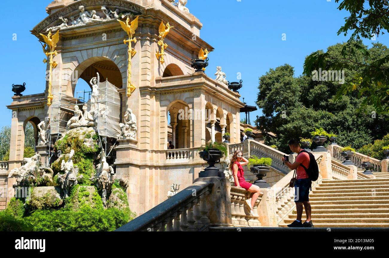 BARCELLONA, CATALOGNA / SPAGNA - 03 AGOSTO 2019: I giovani scattano foto nel Parc de la Ciutadella Foto Stock