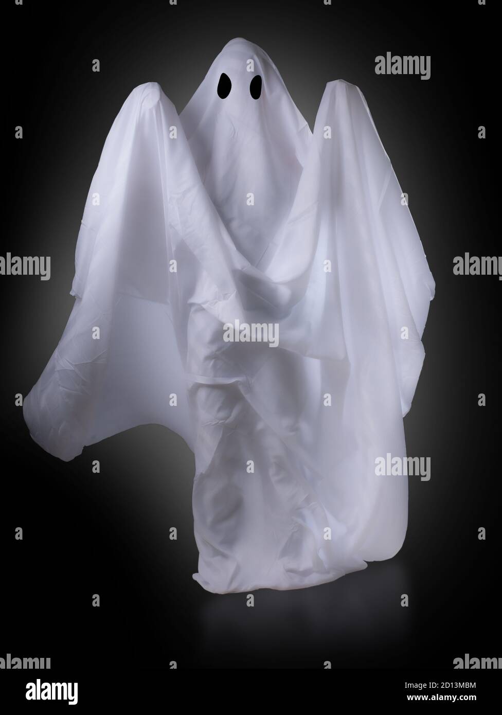 Spaventoso fantasma bianco a occhio grande per il concetto di Halloween con parte di ritaglio Foto Stock