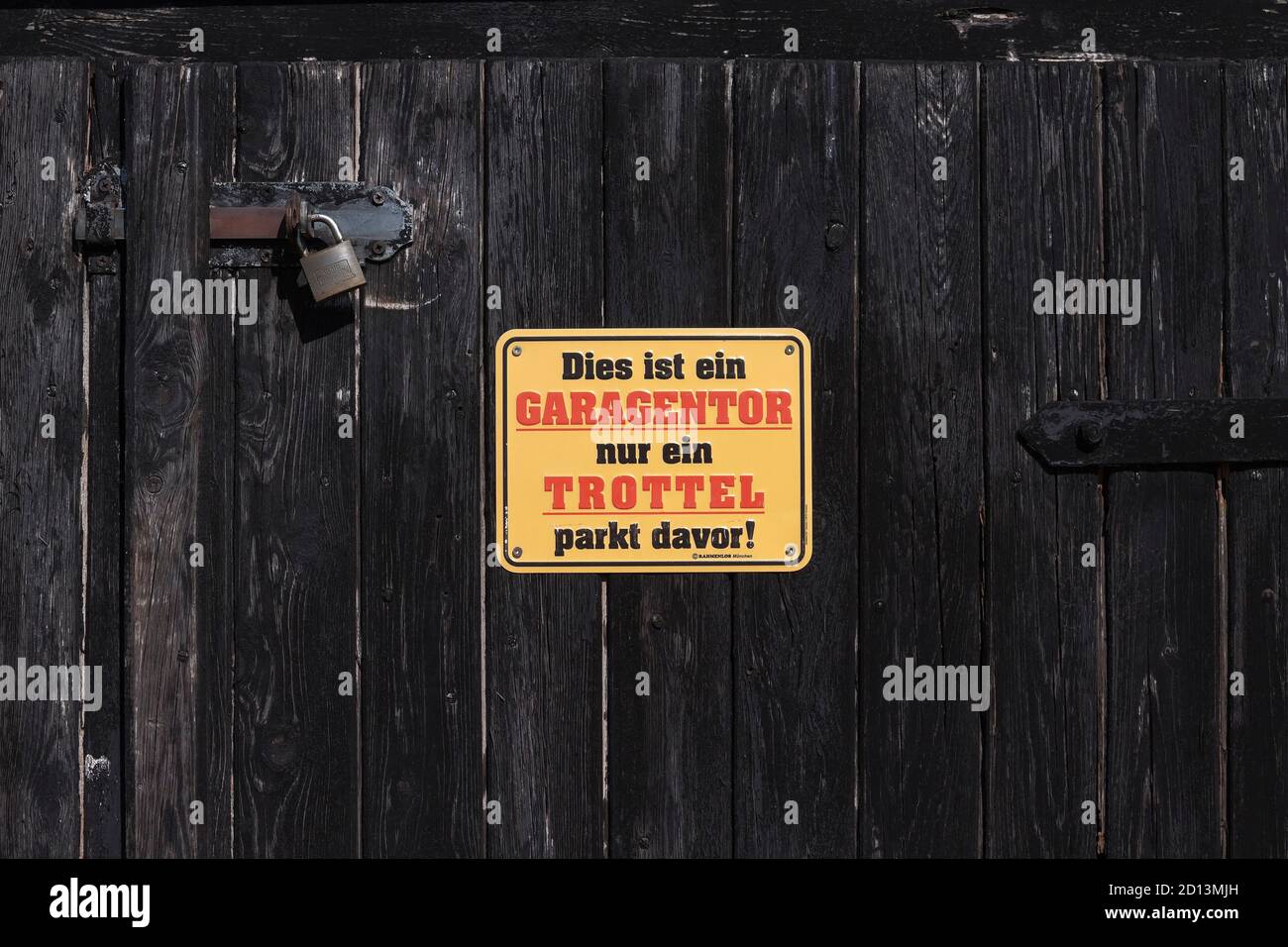 Firma su un garage, che è una porta di garage, solo uno sciocco si parcheggia di fronte ad esso Foto Stock