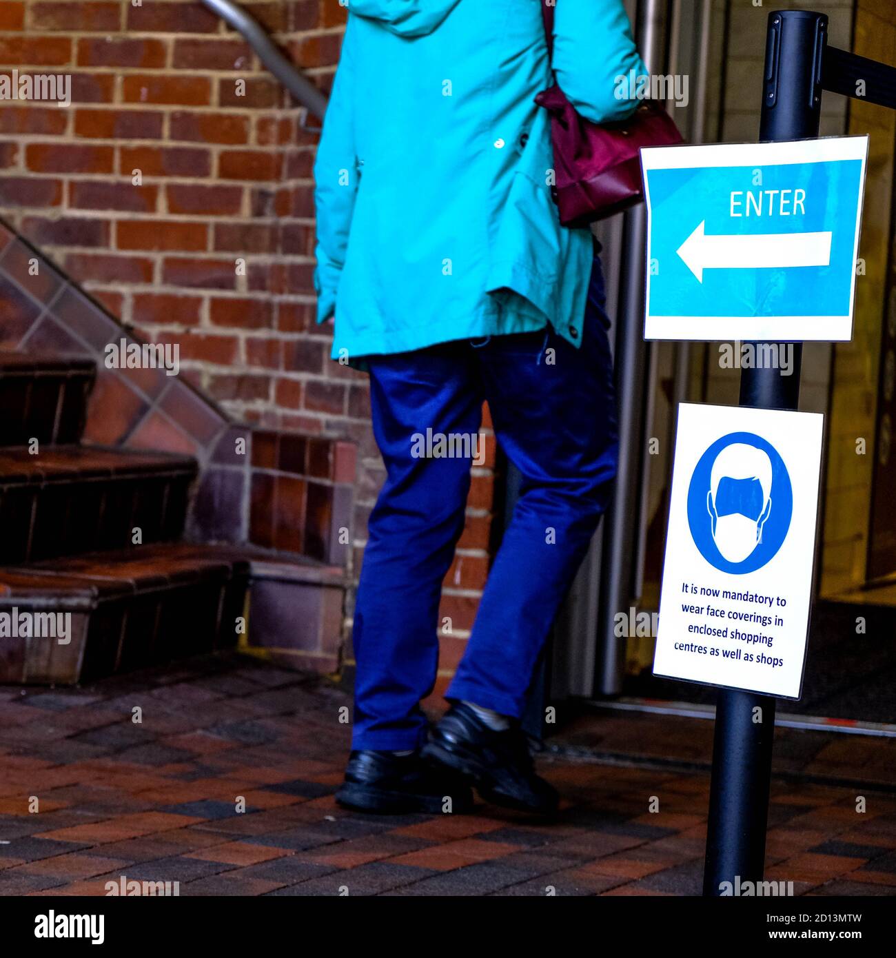 Londra UK ottobre 2020, gli acquirenti hanno consigliato di indossare rivestimenti protettivi per il viso riducendo il rischio che il COVID-19 entri IN UN centro commerciale Foto Stock
