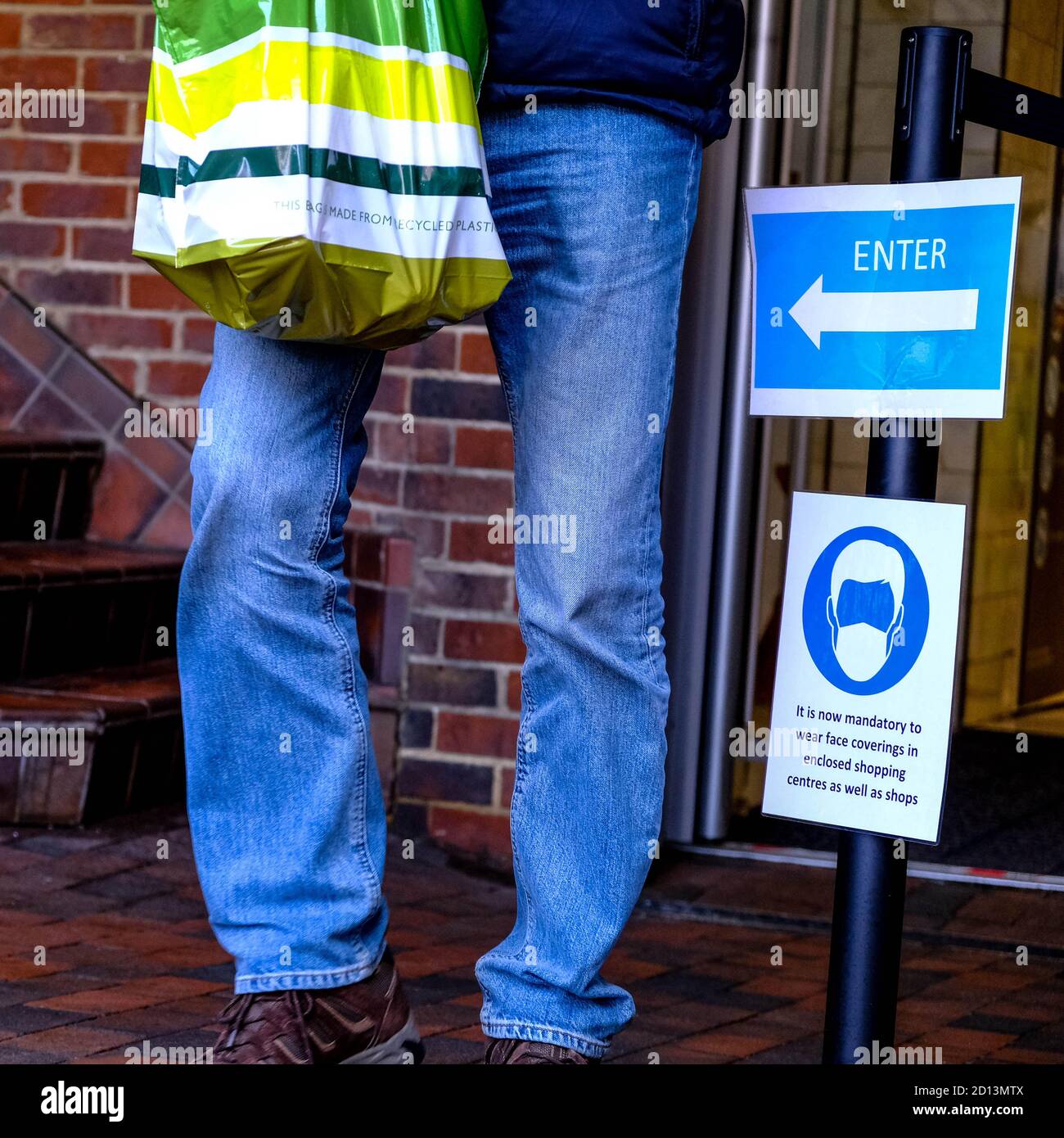 Londra UK ottobre 2020, gli acquirenti hanno consigliato di indossare rivestimenti protettivi per il viso riducendo il rischio che il COVID-19 entri IN UN centro commerciale Foto Stock