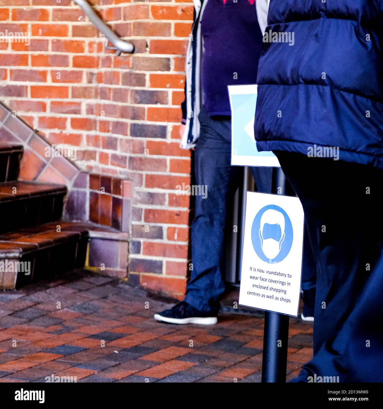 Londra UK ottobre 2020, gli acquirenti hanno consigliato di indossare rivestimenti protettivi per il viso riducendo il rischio che il COVID-19 entri IN UN centro commerciale Foto Stock
