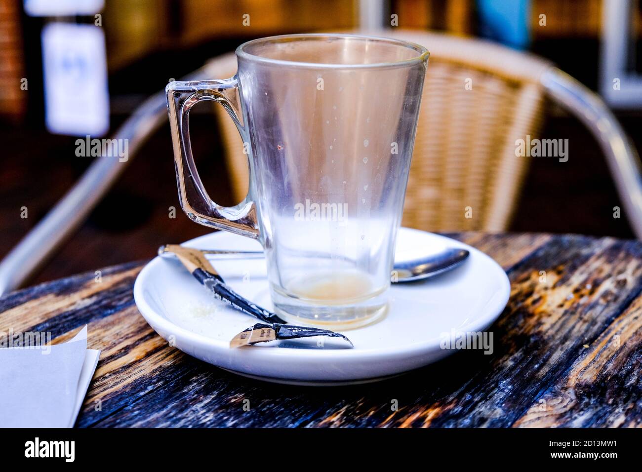 Londra UK, ottobre 05 2020, bicchiere vuoto di caffè bevanda senza persone Foto Stock