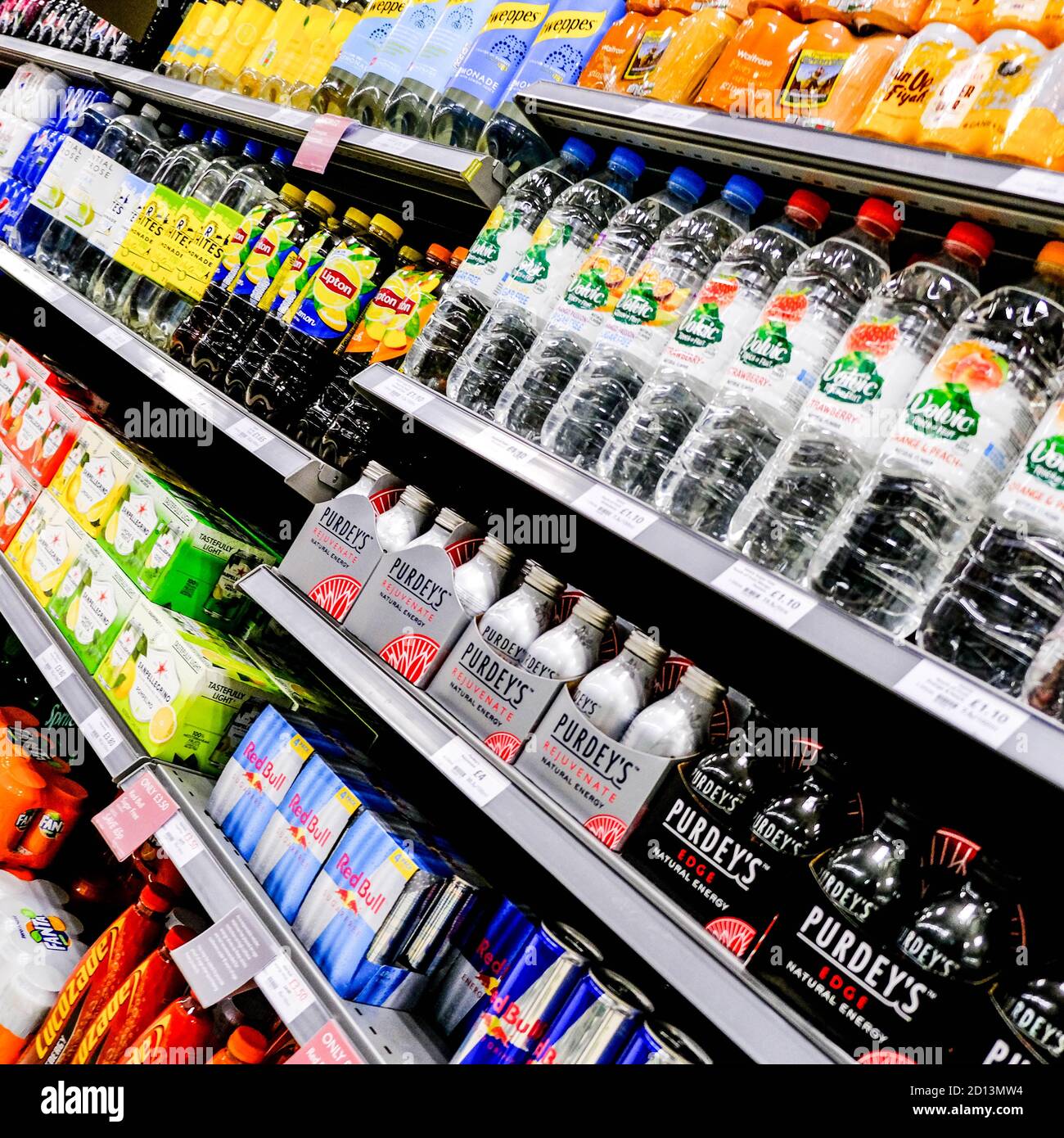 Londra UK, ottobre 05 2020, bibite analcoliche e bevande aromatizzate John Lewis Waitrose Supermarket Shelves Foto Stock