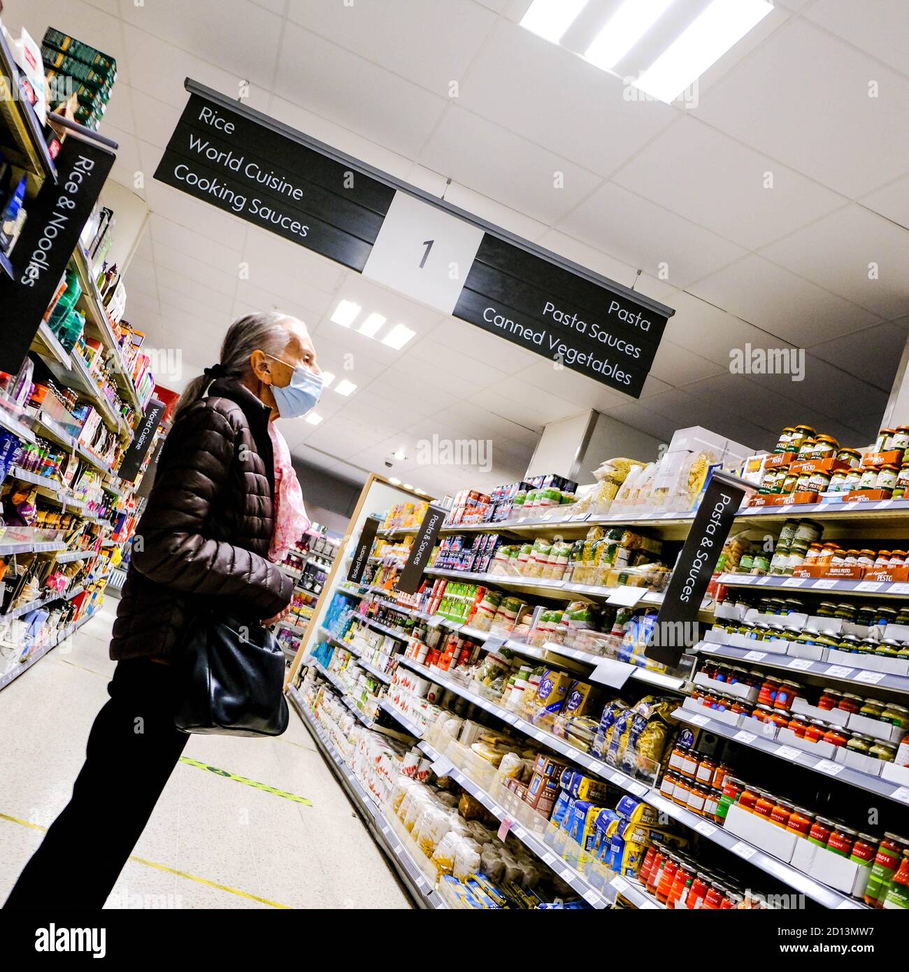 Londra UK, ottobre 05 2020, gli acquirenti hanno fatto il puchasing di cibo e forniture in UN supermercato john Lewis Waitrose durante il COVID-19 Foto Stock