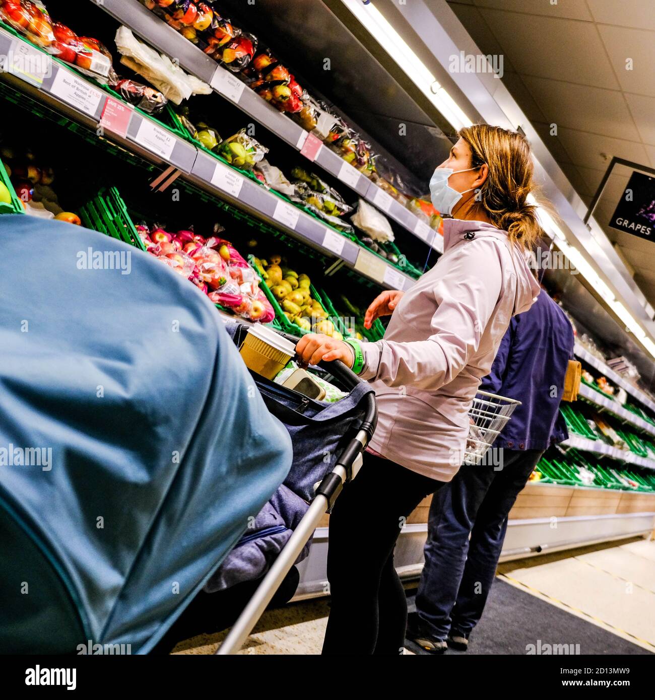 Londra UK, ottobre 05 2020, gli acquirenti hanno fatto il puchasing di cibo e forniture in UN supermercato john Lewis Waitrose durante il COVID-19 Foto Stock