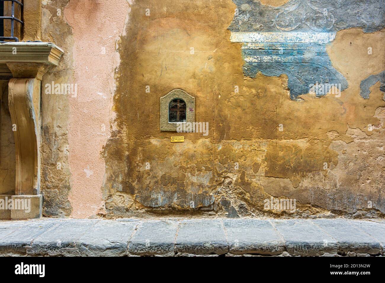 Una tipica finestra vinicola - buchetta del vino - situata nella facciata di un palazzo di Borgo degli Albizi - Firenze, Italia Foto Stock