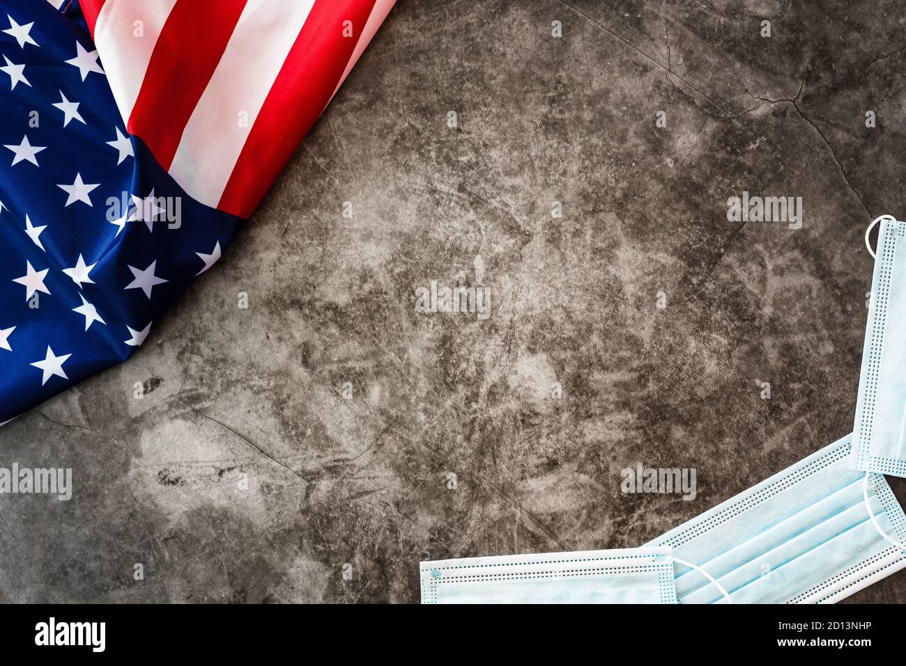 Sfondo patriottico americano con bandiera, maschere di coronavirus e spazio di copia. Foto Stock