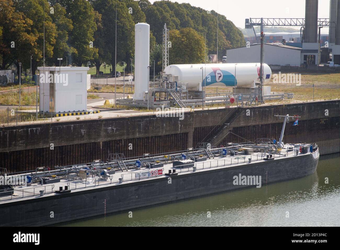 Shore-nave stazione di rifornimento per il gas naturale liquefatto (GNL) in il porto sul Reno in contrada Niehl, Colonia, Germania. Bunkerstation für Foto Stock