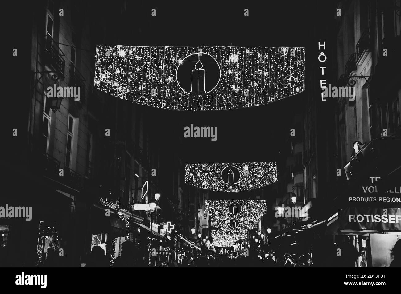 PARIGI, FRANCIA - 7 DICEMBRE 2019: Natale a Parigi. Montorgueil Street di notte con belle decorazioni di luci di Natale; folla a piedi; caffè. Wi Foto Stock