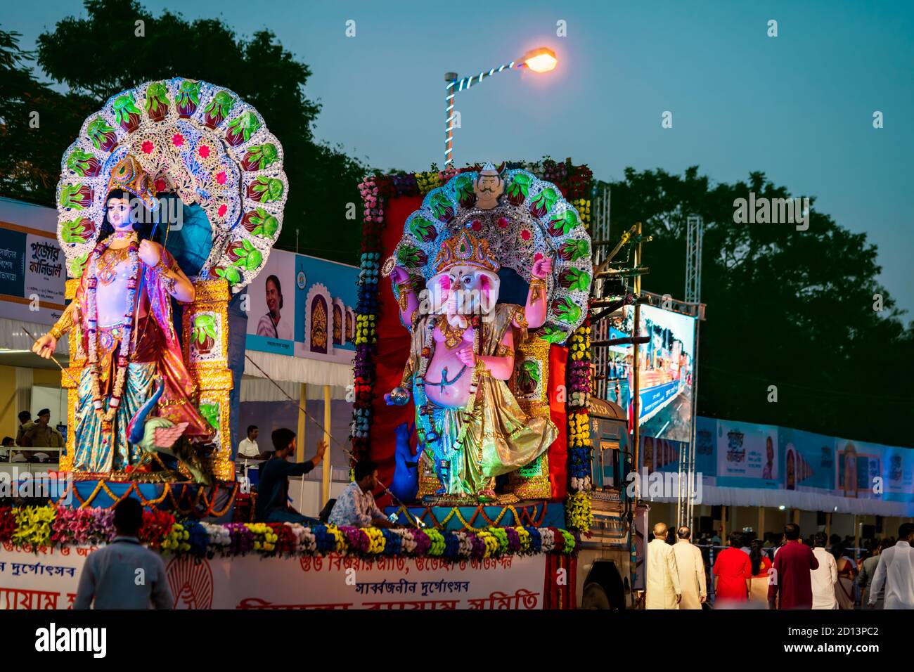 Kolkata, Bengala Occidentale, India, Ottobre, 2019 : Lord Ganesha e Kartika idol background. Gente che celebra Ganesh Chaturthi, Kartik Purnima. Foto Stock