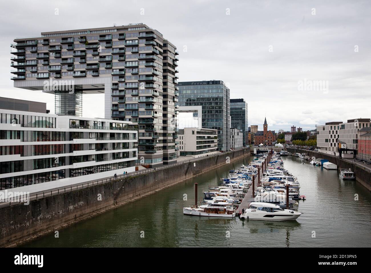 Le case Crane nel porto di Rheinau, sulla sinistra l'edificio Dock 6-10, sullo sfondo il vecchio ufficio dei porti, Colonia, Germania. Di Foto Stock