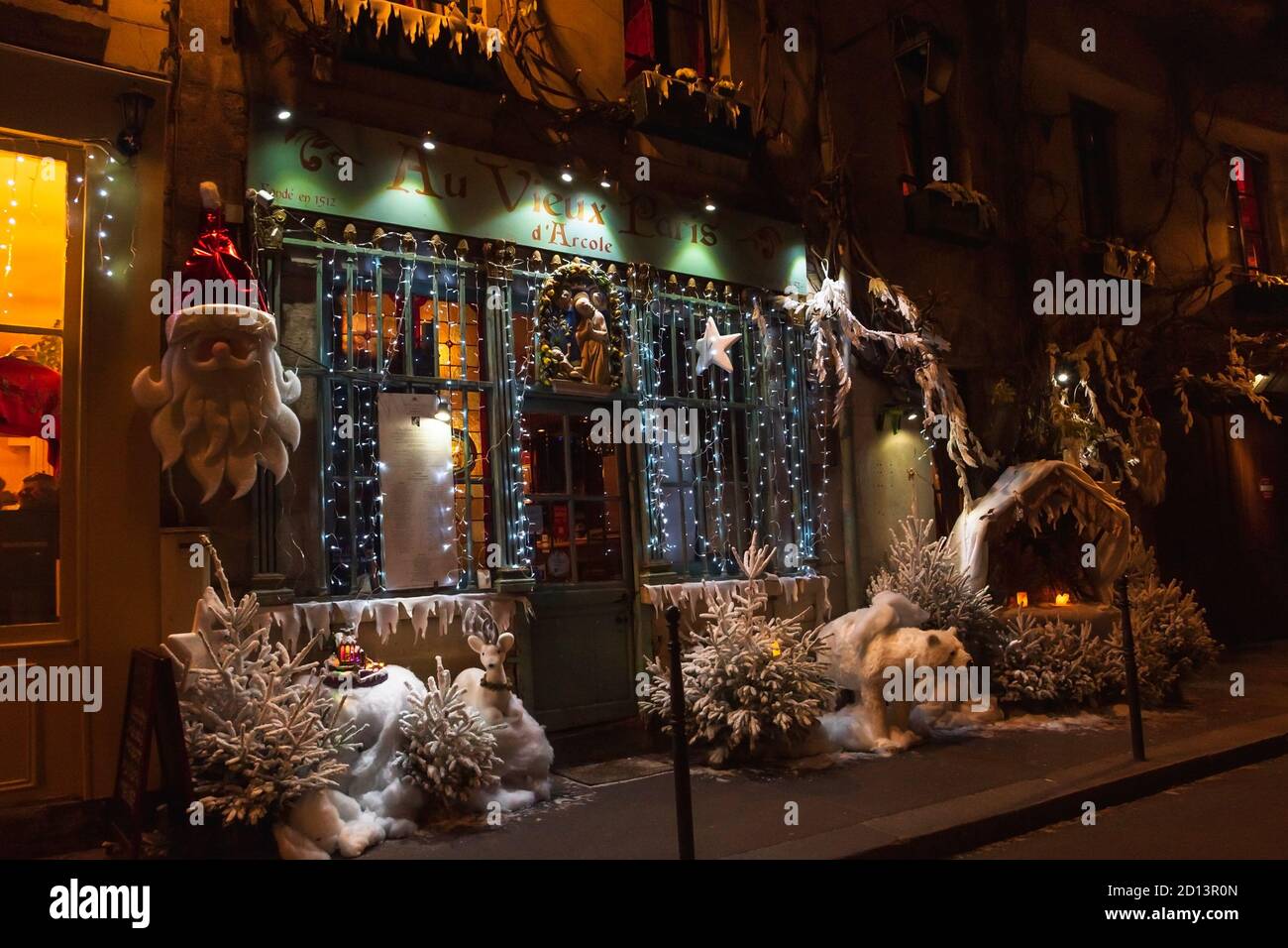PARIGI, FRANCIA - 7 DICEMBRE 2019: Natale a Parigi. Esterno del ristorante Au Vieux Paris d’Arcole, fondato nel 1512 e situato vicino a Notre Dame Foto Stock