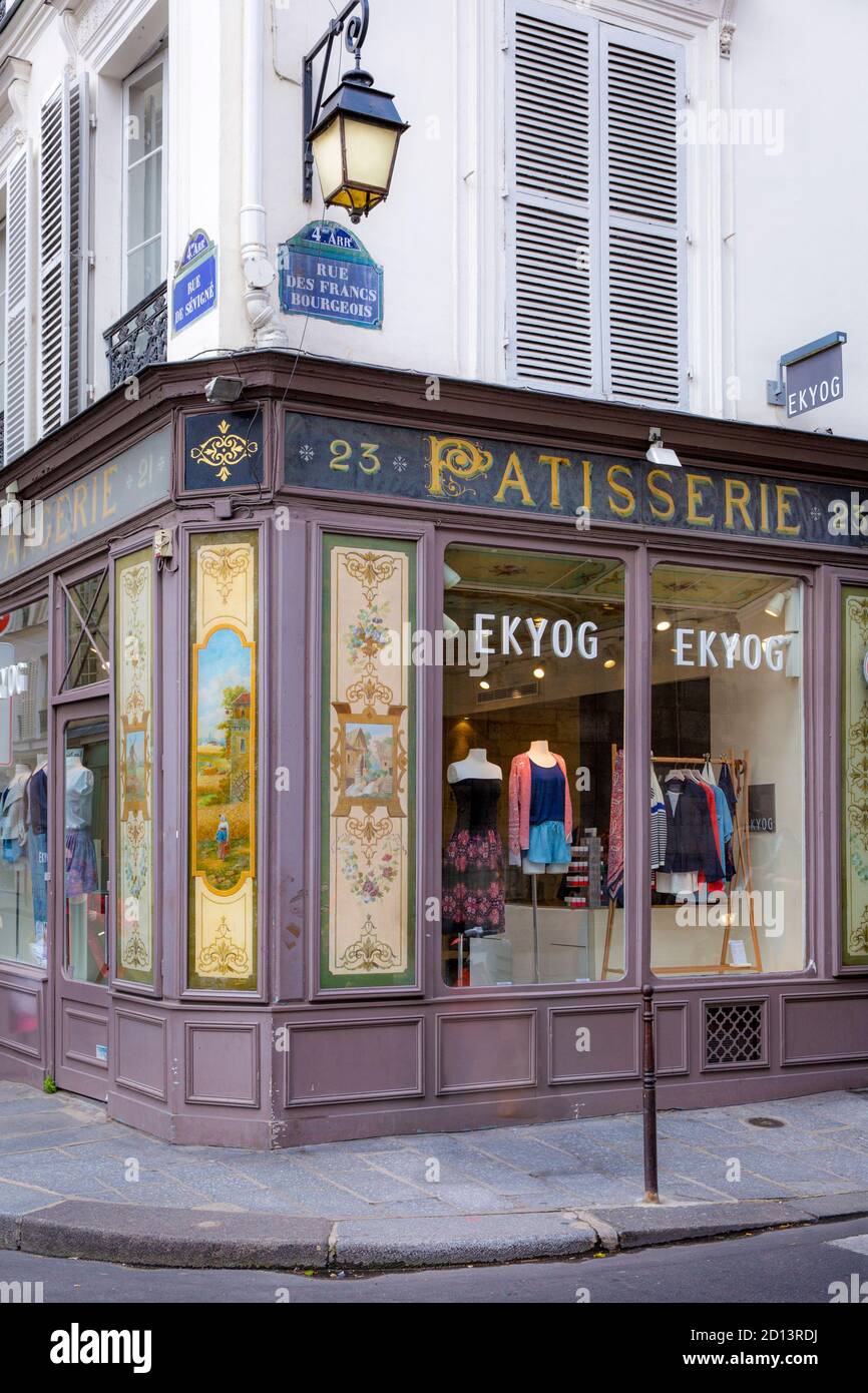 Negozio di abbigliamento ad angolo con insegne tradizionali a Marais, Parigi, Francia Foto Stock
