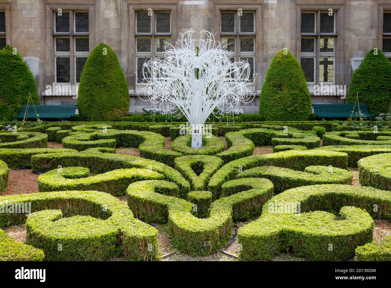 Design in legno di bosso nel cortile dell'Hotel Carnavalet, Marais, Parigi, Francia Foto Stock