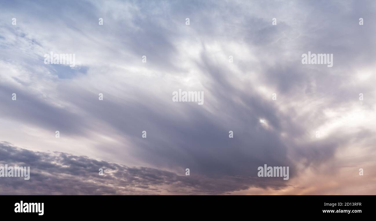 Cielo nuvoloso scuro colorato e torbido, foto di sfondo naturale drammatico Foto Stock