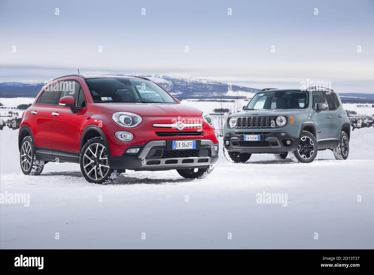 Fiat 500X e Jeep Renegade gemello girato su ghiaccio nel nord della Svezia, febbraio 2015 Foto Stock