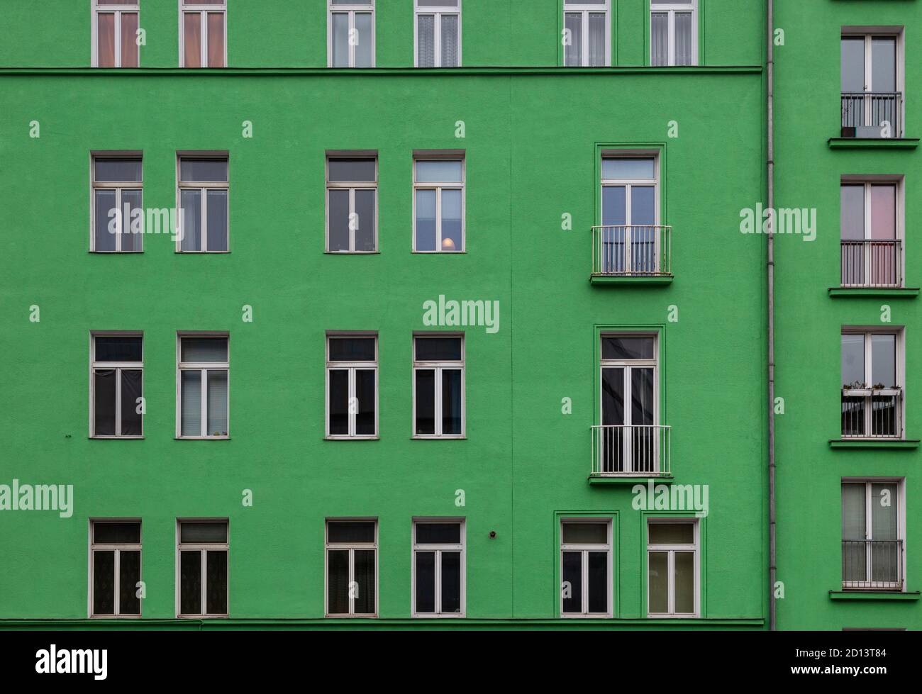 Edificio residenziale dipinto di verde, periferia esterna di Vienna, Austria Foto Stock