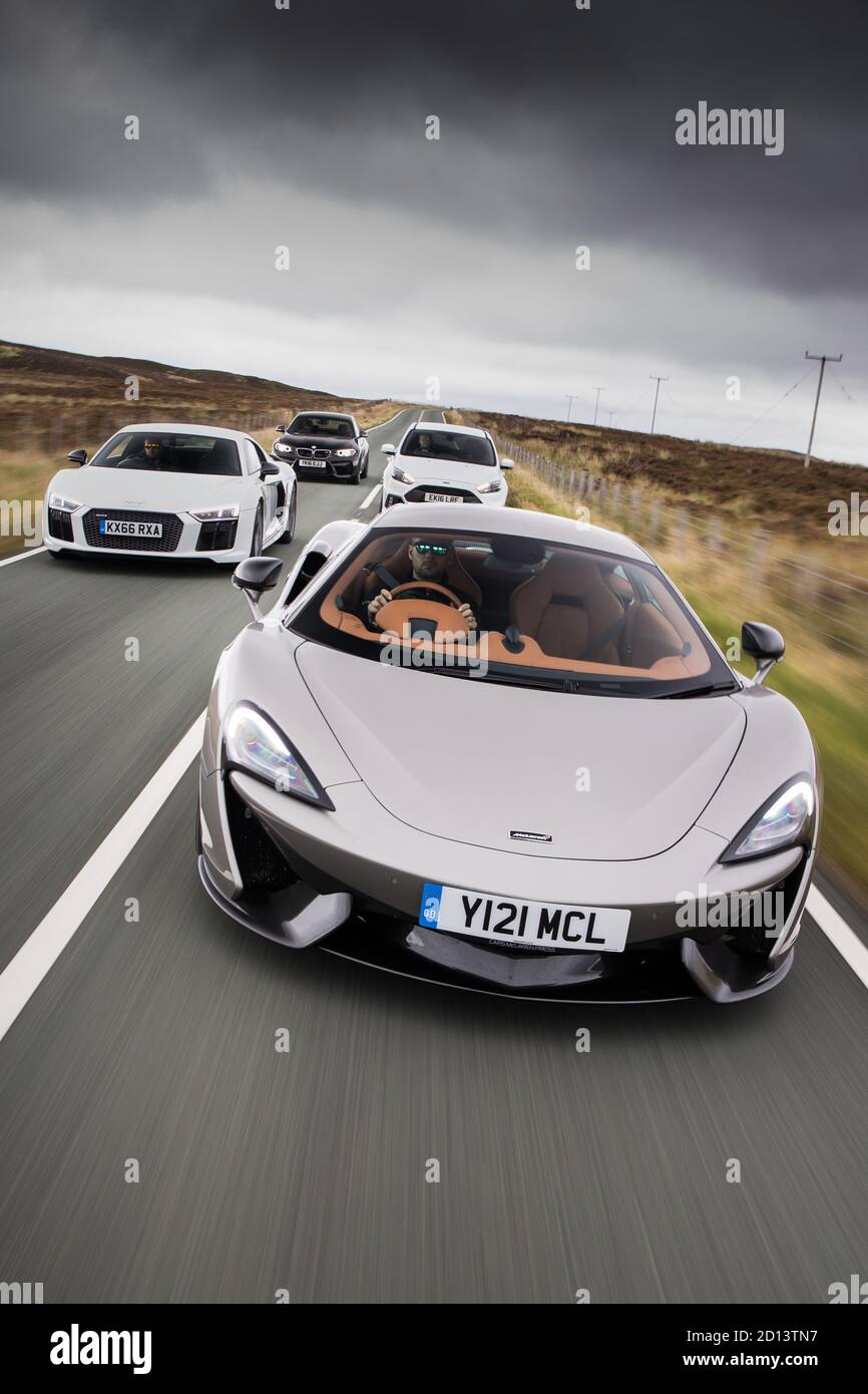 McLaren 570S, Audi R8 V10 Plus, BMW M2, Ford Focus RS durante la prova su strada dell'anno. Foto Stock