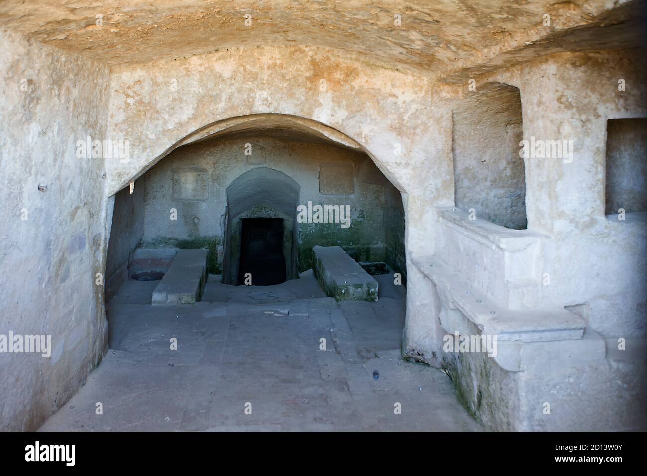 All'interno di una grotta abbandonato casa (casa grotta) nei Sassi Caveoso, Matera, Basilicata, Italia Foto Stock