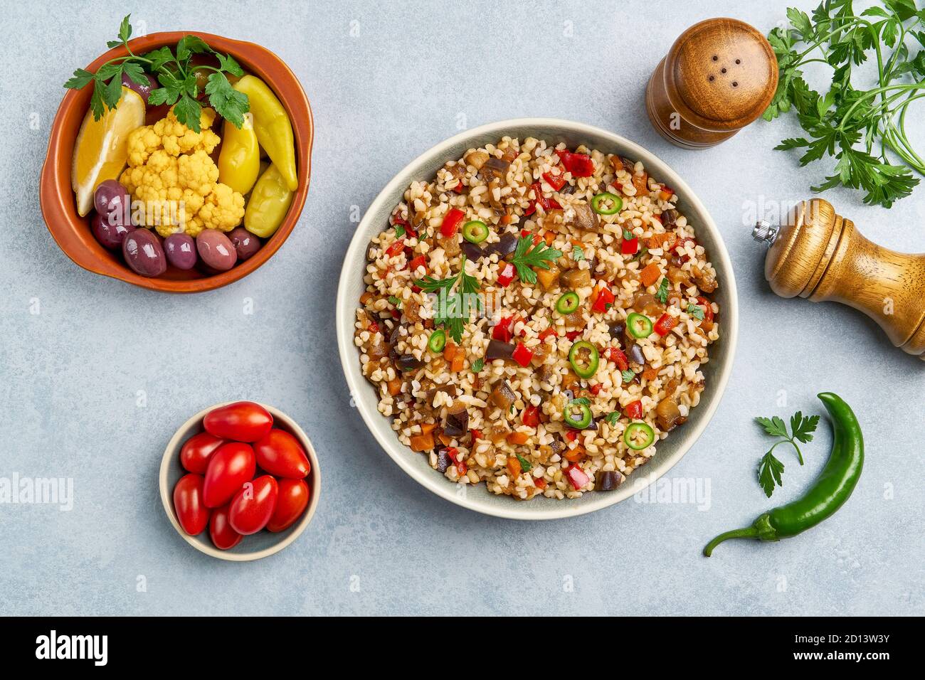 Pilaf bulgur con melanzane e verdure. Vista dall'alto con spazio per la copia Foto Stock
