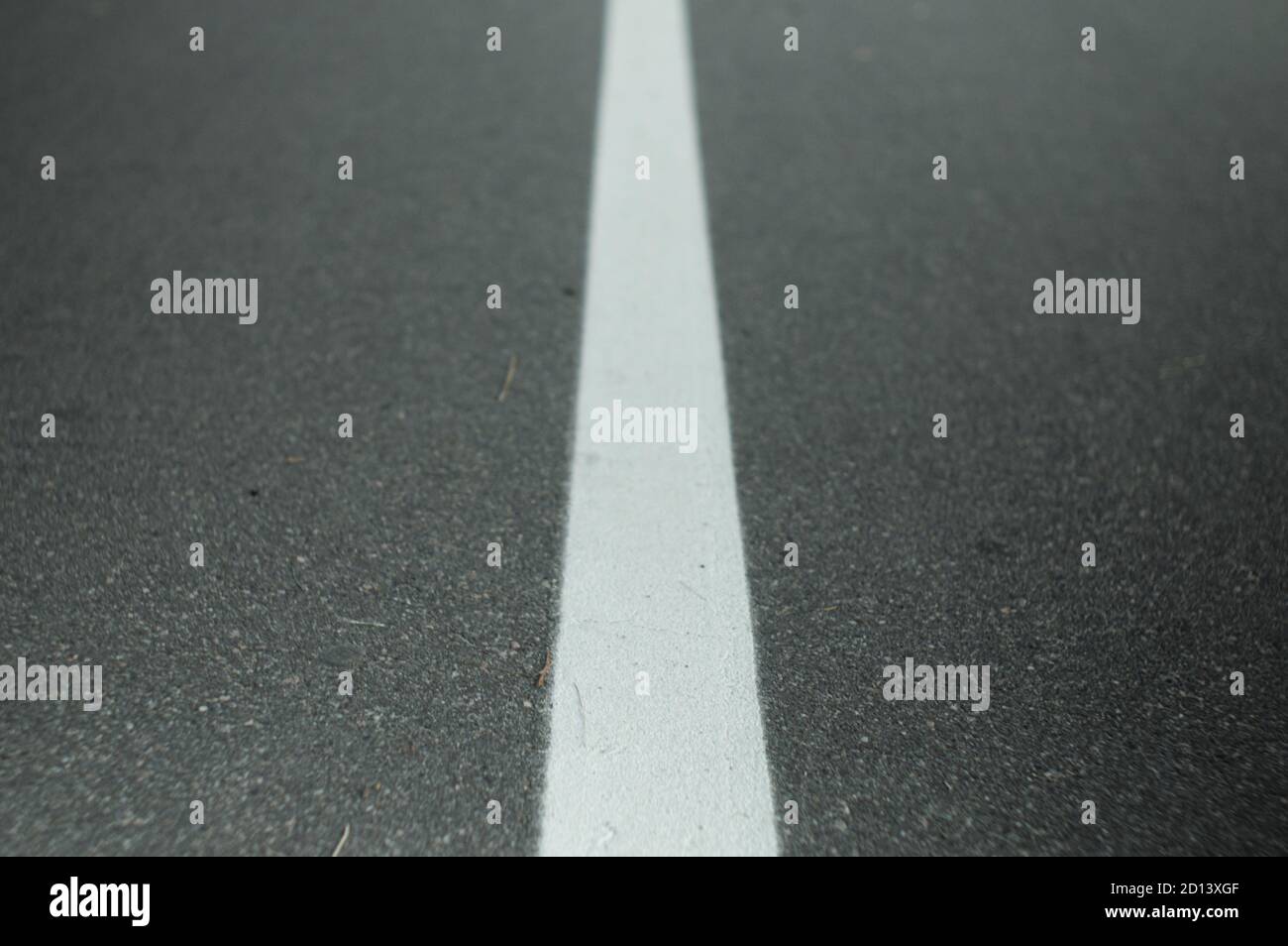 Segnaletica bianca sulle strade asfaltate Foto Stock