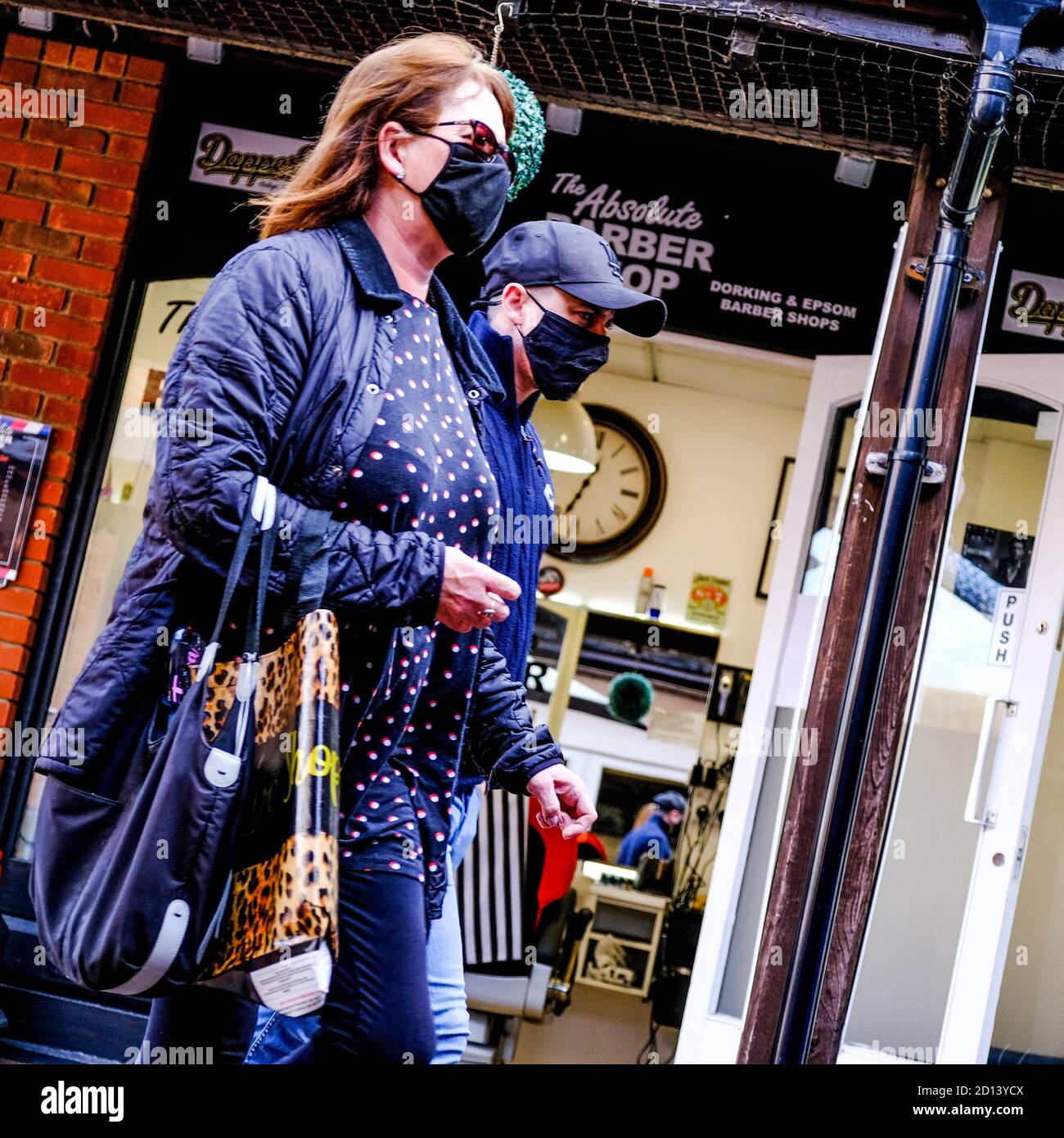 Londra UK, ottobre 05 2020, acquirenti all'esterno DI un centro commerciale che indossa rivestimenti protettivi per il viso durante il COVID-19 Pandemic Foto Stock