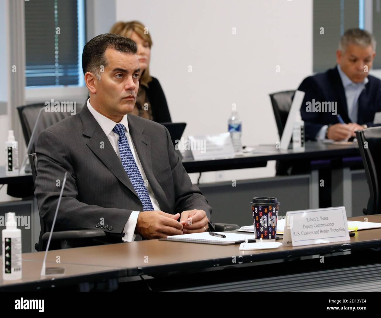 Il 25 agosto 2020, il Commissario ad interim Mark A. Morgan e il Vice Commissario Robert E. Perez della U.S. Customs and Border Protection (CBP) hanno parlato con i leader all'incontro contro la criminalità organizzata transnazionale (CTOC) presso il National targeting Center di Sterling, Virginia. Foto Stock