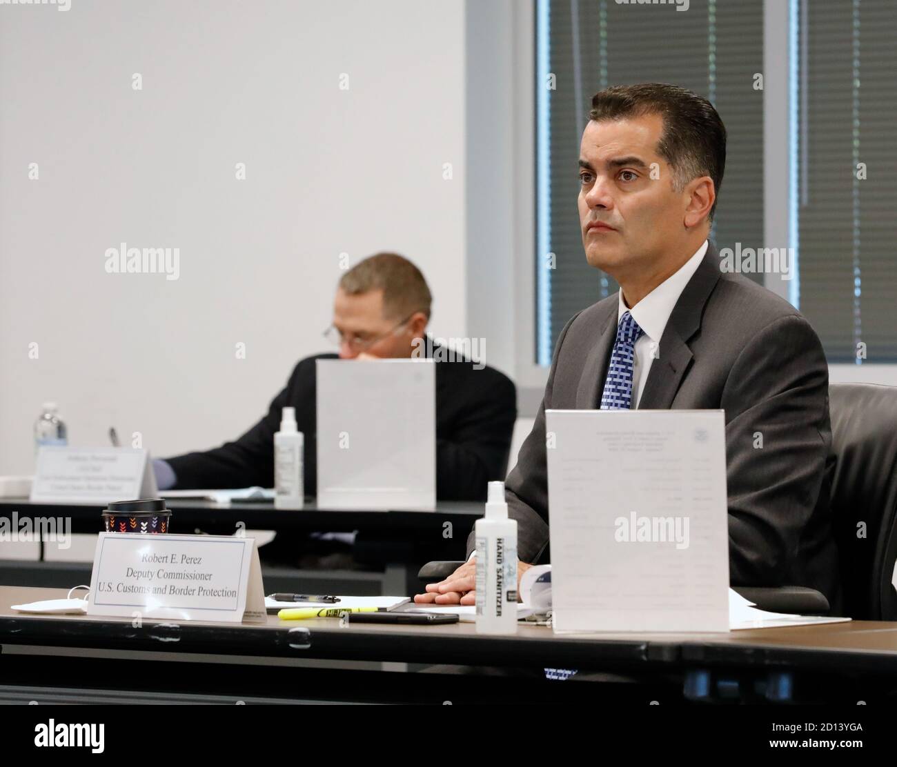 Il Commissario facente funzioni del CBP Mark A. Morgan e il vice Commissario Robert E. Perez si rivolgono ai leader del CBP alla riunione contro la criminalità organizzata transnazionale (CTOC) presso il National targeting Center di Sterling, Virginia, il 25 agosto 2020. Foto Stock