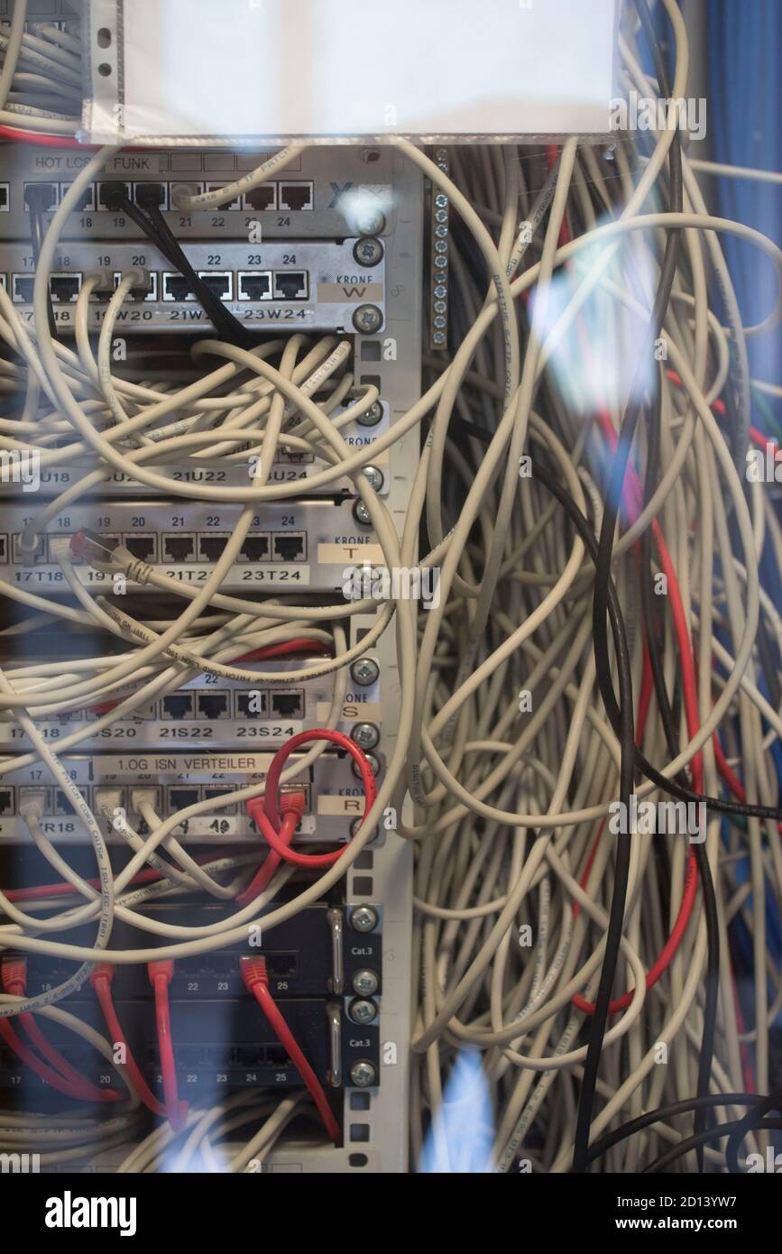 rete informatica e connessione online in tutto il mondo nell'era digitale Foto Stock