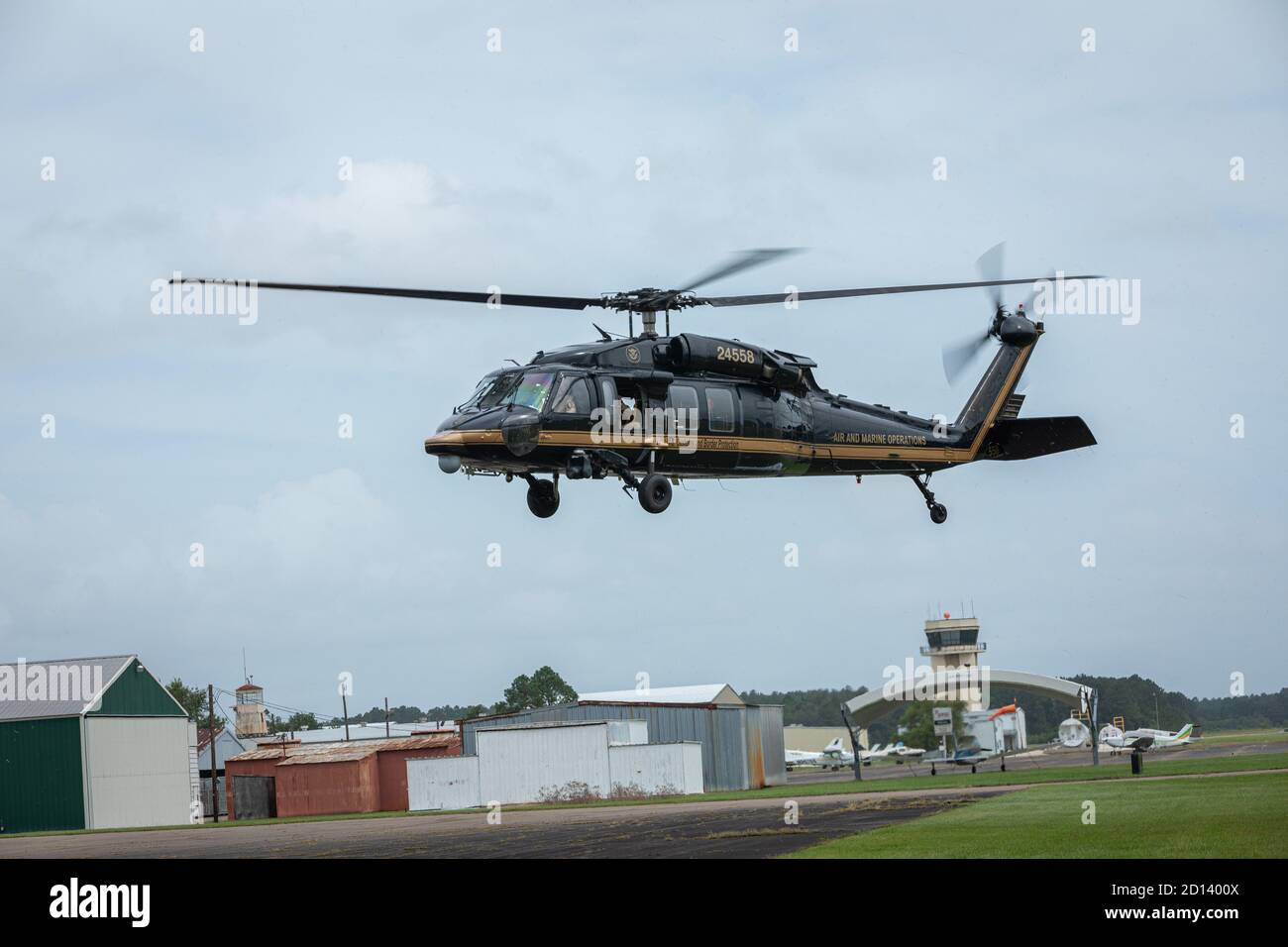 Gli equipaggi della CBP Air and Marine Operations arrivano in Louisiana il 26 agosto 2020, prima dell'uragano Laura che fa la caduta. Gli equipaggi sono in fase di allestimento in preparazione di possibili operazioni di ricerca e salvataggio. Foto Stock