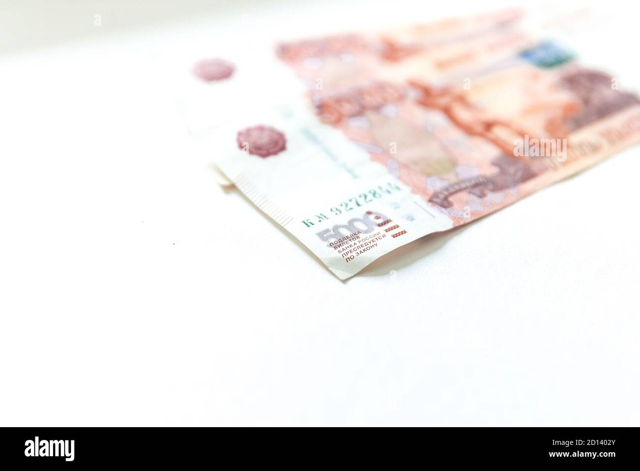 Russo 5000 rubli valuta soldi su sfondo bianco con spazio di copia asa simbolo di affari e di provelocità. Attenzione al numero 5000 sulla banconota rossa Foto Stock