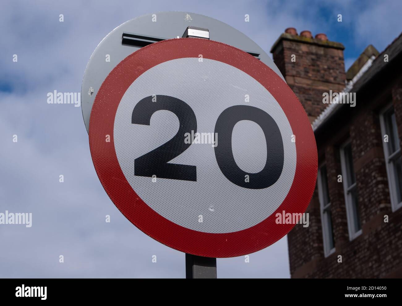 Segnale del limite di velocità di 20 miglia/h in cerchio rosso Liverpool Luglio 2020 Foto Stock