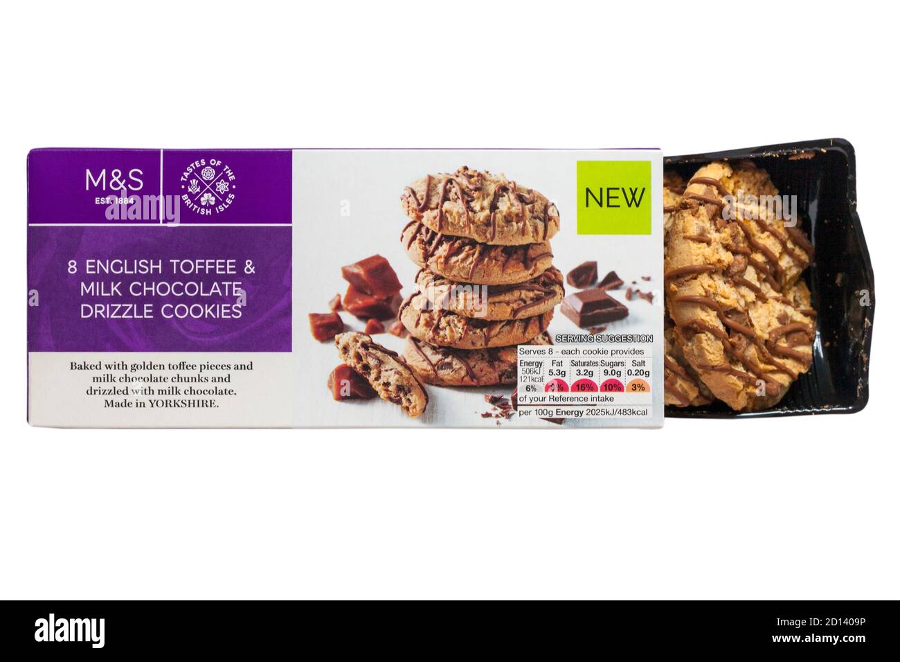 Scatola di M&S 8 Toffee & Milk Chocolate Dezzle inglese Cookie aperti per mostrare contenuti isolati su sfondo bianco - Prodotto nello Yorkshire Foto Stock