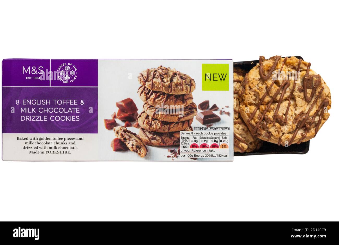Scatola di M&S 8 Toffee & Milk Chocolate Dezzle inglese Cookie aperti per mostrare contenuti isolati su sfondo bianco - Prodotto nello Yorkshire Foto Stock