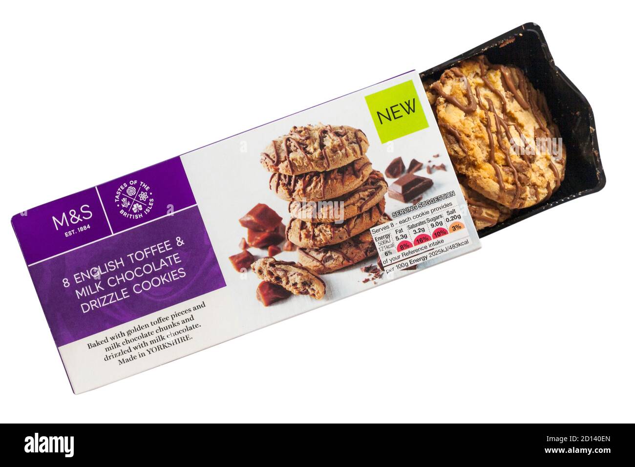 Scatola di M&S 8 Toffee & Milk Chocolate Dezzle inglese Cookie aperti per mostrare contenuti isolati su sfondo bianco - Prodotto nello Yorkshire Foto Stock