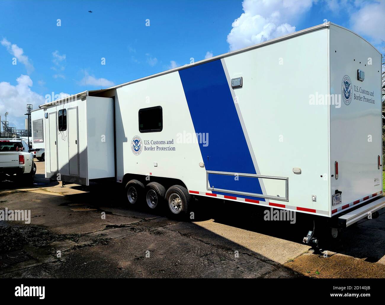 Il CBP New Orleans Office of Field Operations ha implementato il proprio Mobile Command Center per monitorare le operazioni del team di recupero a Lake Charles, LOUISIANA, dopo l'uragano Laura. L'ufficio del porto di Lake Charles subì danni significativi e perse energia durante la tempesta, ma il MCC consentì al team di mantenere la connettività. CBP Foto Stock