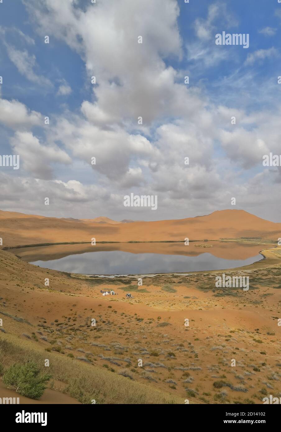 Lago di Zhalate tra dune di sabbia-deserto di Badain Jaran. Alxa Plateau-Inner Mongolia-Cina-1076 Foto Stock