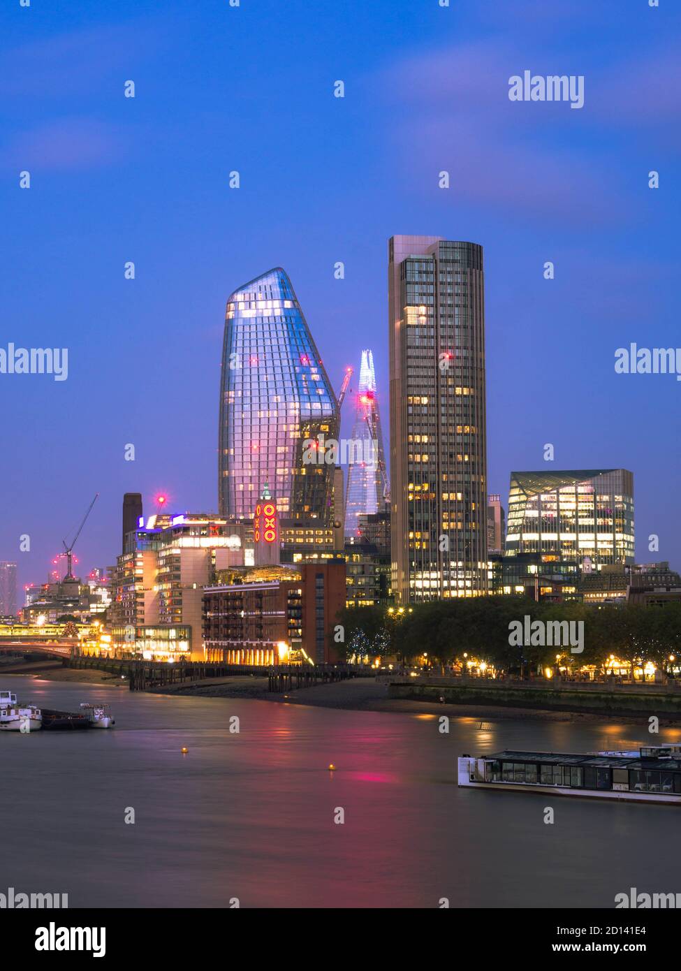 Lo Shard tra due edifici dal Ponte di Waterloo Foto Stock