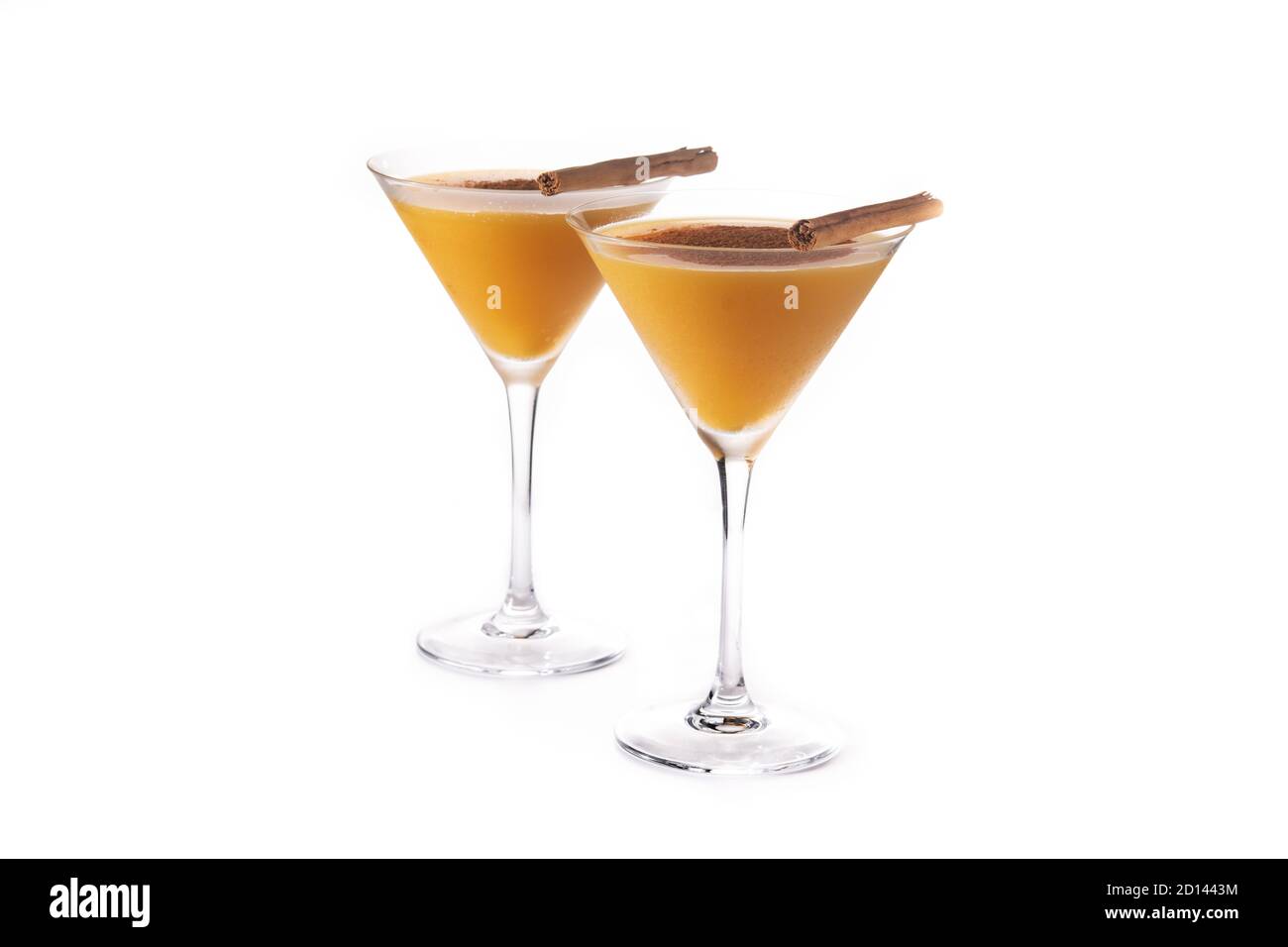Cocktail di zucca in vetro isolato su sfondo bianco Foto Stock