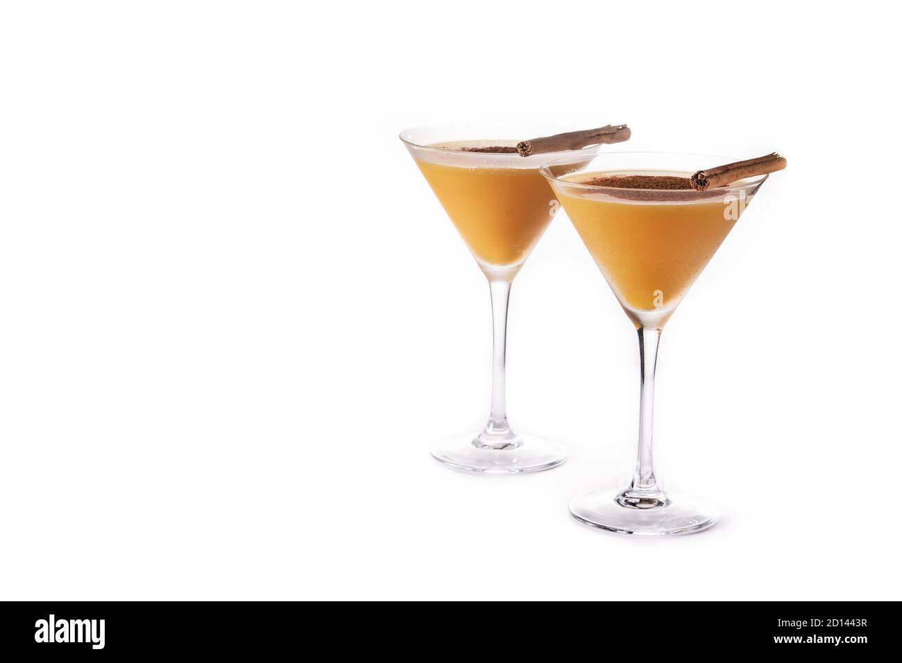 Cocktail di zucca in vetro isolato su sfondo bianco.spazio copia Foto Stock