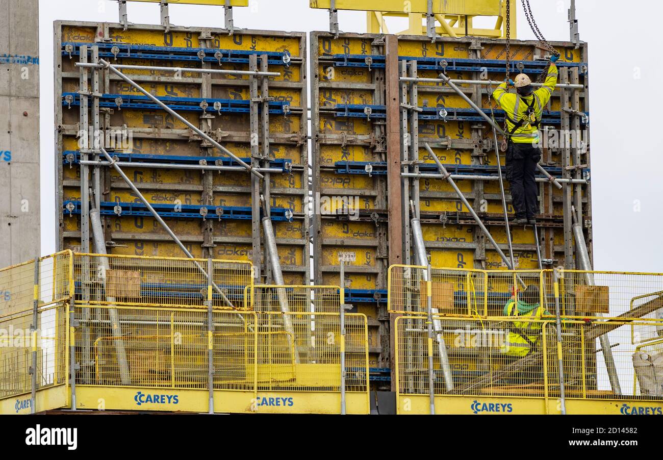 Edimburgo, Scozia, Regno Unito. 5 ottobre 2020. Lavoro di costruzione di casseri per un getto di calcestruzzo al nuovo sviluppo urbano di proprietà del villaggio di Springside di Moda a Fountainbridge in Edinburgo. Iain Masterton/Alamy Live News Foto Stock