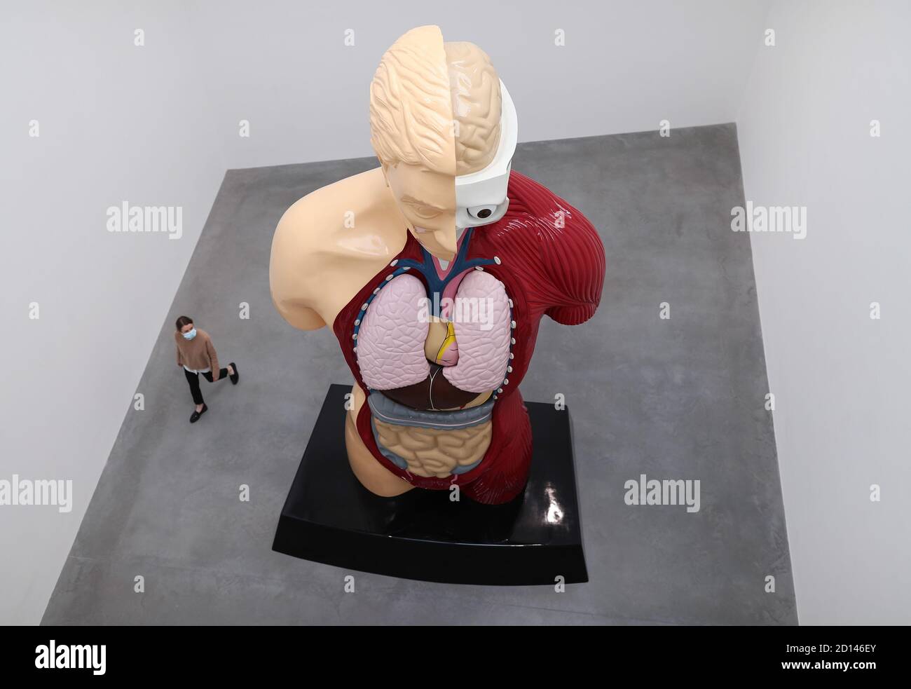 Un membro del personale della galleria si pone accanto a 'Hymn', 1999, durante un'anteprima della mostra personale di Damien Hirst intitolata 'fine di un secolo' alla Newport Street Gallery di Londra, Che sarà caratterizzato da oltre cinquanta opere d'arte che dureranno gli anni formativi di Hirst come studente negli anni '80 fino a diventare uno dei principali artisti contemporanei britannici durante gli anni '90. Foto Stock