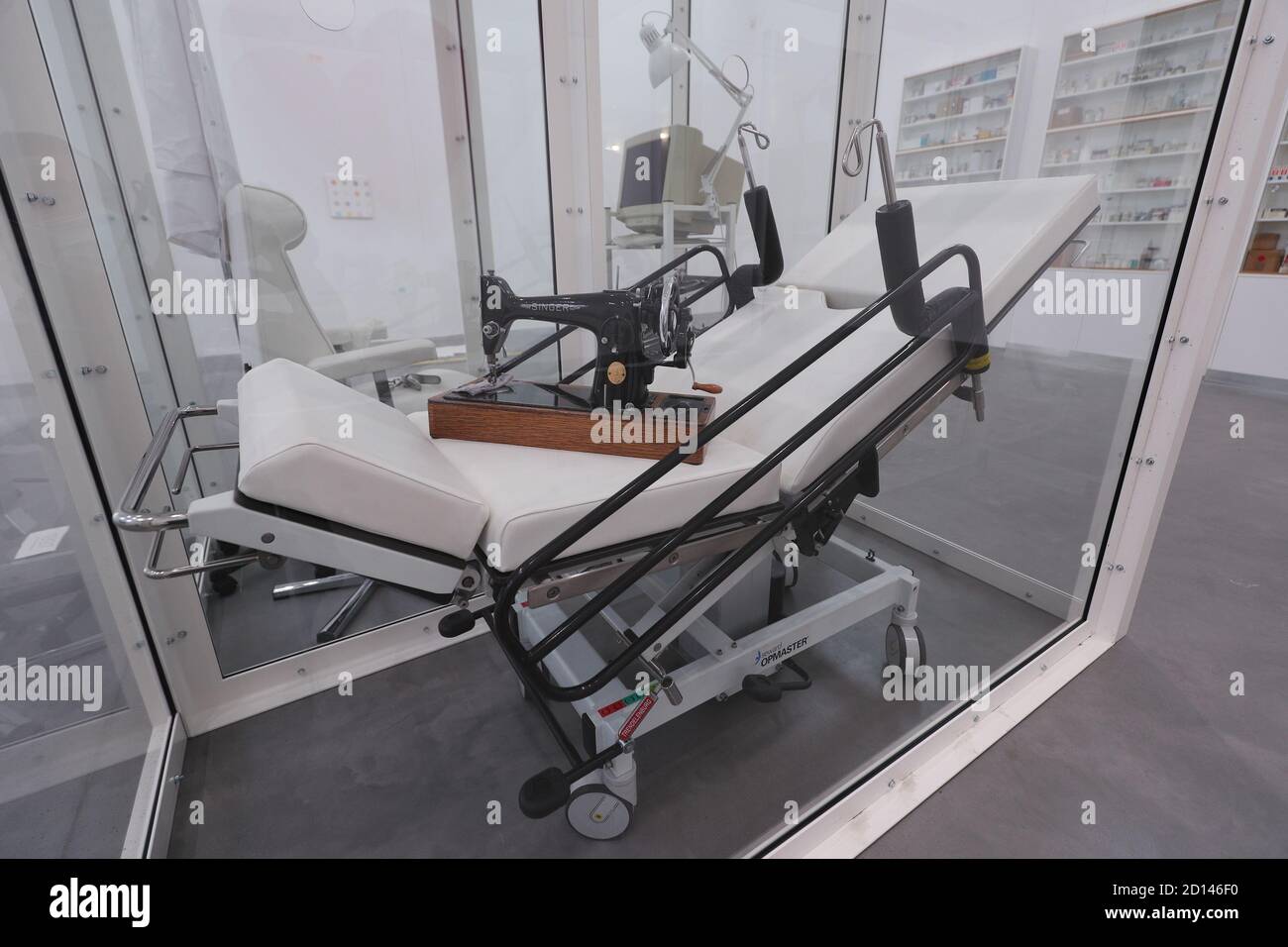 L'opera dell'artista 'Focus on Me My Pretty One, as i Focus on You', 1997, durante un'anteprima della mostra personale di Damien Hirst intitolata 'End of a Century' alla Newport Street Gallery di Londra, Che sarà caratterizzato da oltre cinquanta opere d'arte che dureranno gli anni formativi di Hirst come studente negli anni '80 fino a diventare uno dei principali artisti contemporanei britannici durante gli anni '90. Foto Stock