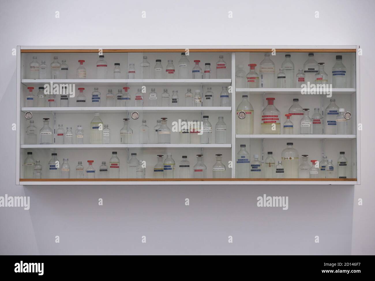 L'opera dell'artista 'Clear Solutions to 20th Century Problems', 1993, durante un'anteprima della mostra personale di Damien Hirst intitolata 'End of a Century' alla Newport Street Gallery di Londra, Che sarà caratterizzato da oltre cinquanta opere d'arte che dureranno gli anni formativi di Hirst come studente negli anni '80 fino a diventare uno dei principali artisti contemporanei britannici durante gli anni '90. Foto Stock