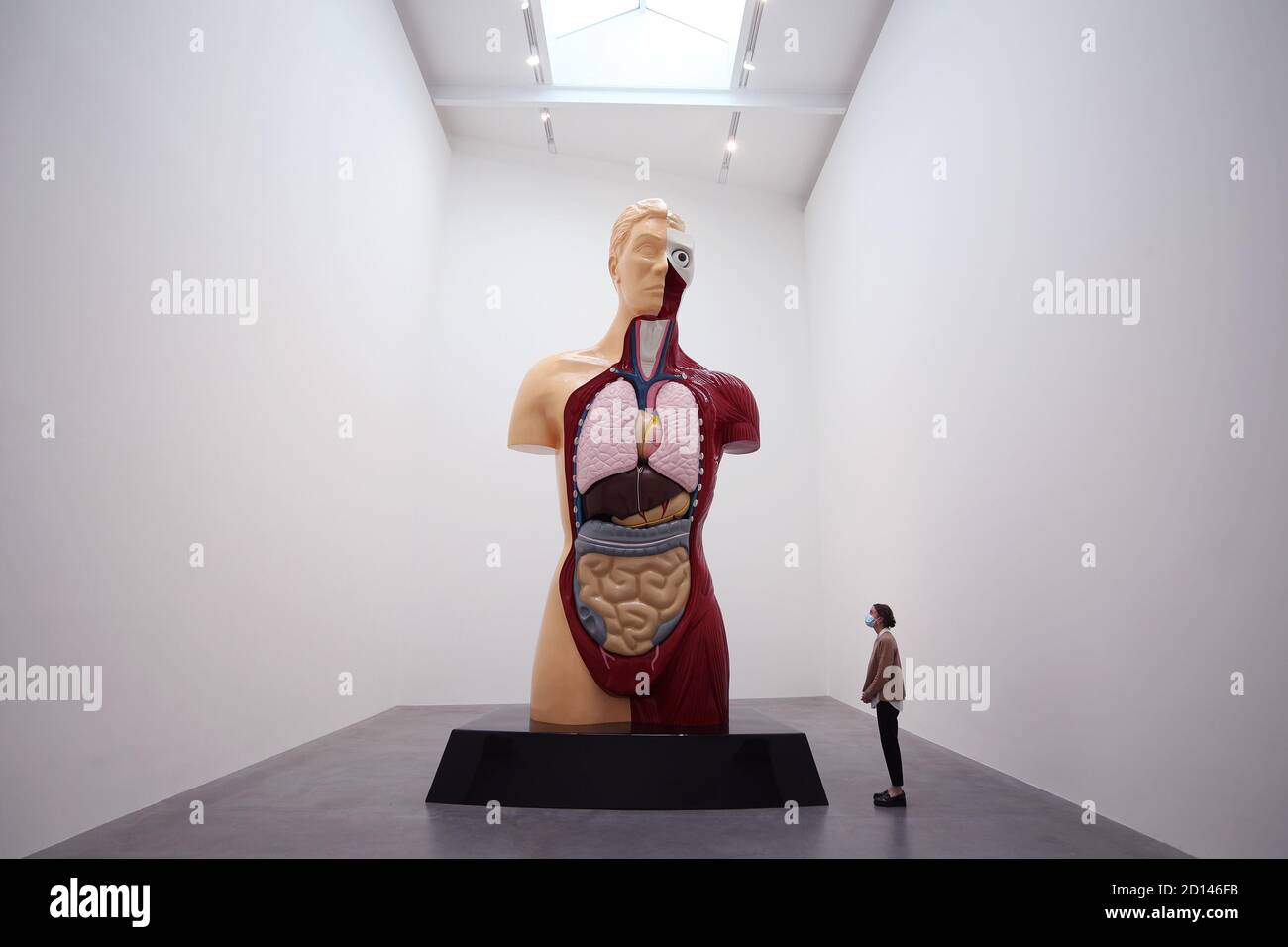 Un membro del personale della galleria si pone accanto a 'Hymn', 1999, durante un'anteprima della mostra personale di Damien Hirst intitolata 'fine di un secolo' alla Newport Street Gallery di Londra, Che sarà caratterizzato da oltre cinquanta opere d'arte che dureranno gli anni formativi di Hirst come studente negli anni '80 fino a diventare uno dei principali artisti contemporanei britannici durante gli anni '90. Foto Stock