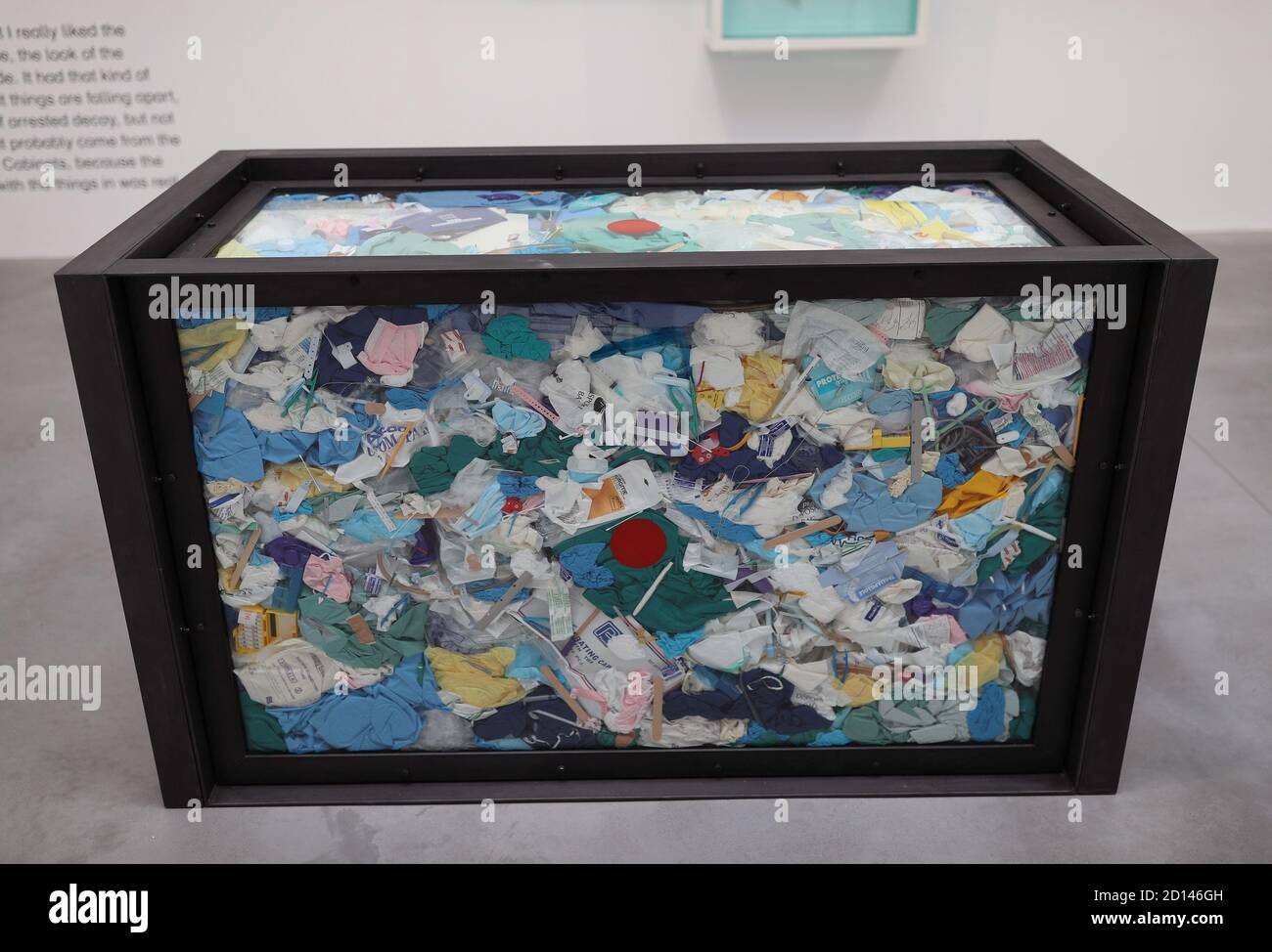 L'opera dell'artista 'Waster', 1997, durante un'anteprima della mostra personale di Damien Hirst intitolata 'End of a Century' alla Newport Street Gallery di Londra, Che sarà caratterizzato da oltre cinquanta opere d'arte che dureranno gli anni formativi di Hirst come studente negli anni '80 fino a diventare uno dei principali artisti contemporanei britannici durante gli anni '90. Foto Stock