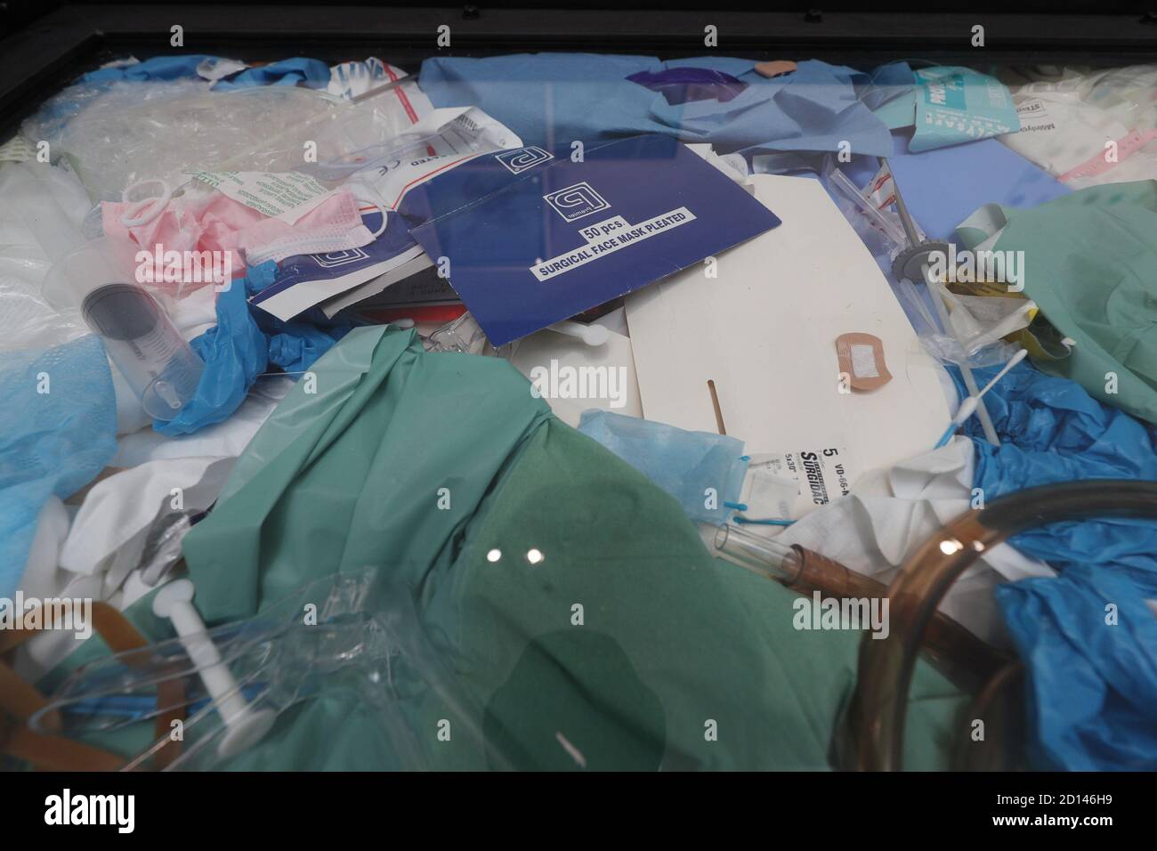 Dettaglio dell'opera dell'artista 'Waster', 1997, durante un'anteprima della mostra personale di Damien Hirst intitolata 'End of a Century' alla Newport Street Gallery di Londra, Che sarà caratterizzato da oltre cinquanta opere d'arte che dureranno gli anni formativi di Hirst come studente negli anni '80 fino a diventare uno dei principali artisti contemporanei britannici durante gli anni '90. Foto Stock