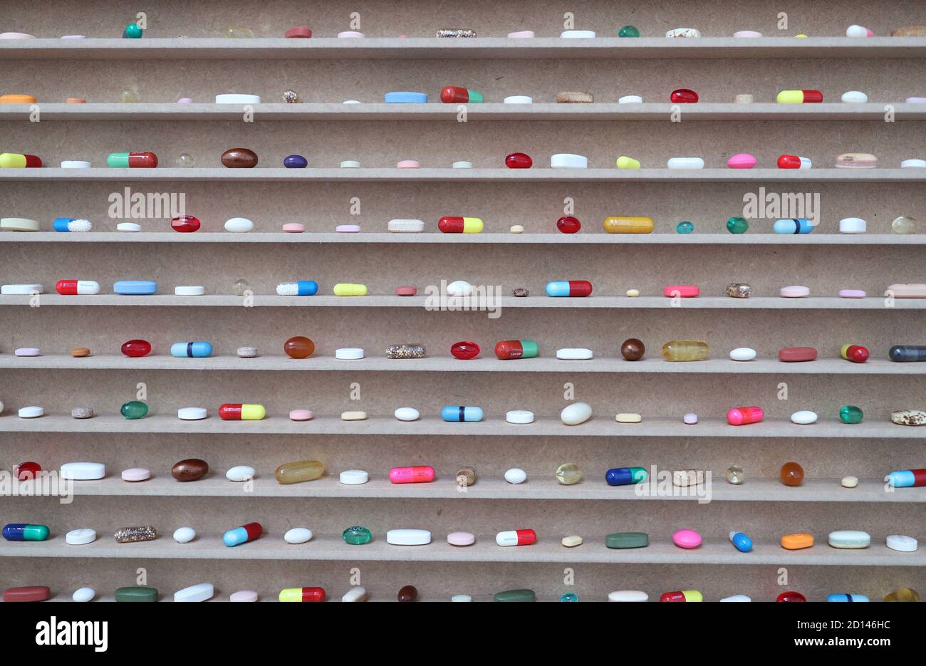 Dettaglio dell'opera dell'artista 'Prototype for Infinity', 1998, durante un'anteprima della mostra personale di Damien Hirst intitolata 'fine di un secolo' alla Newport Street Gallery di Londra, Che sarà caratterizzato da oltre cinquanta opere d'arte che dureranno gli anni formativi di Hirst come studente negli anni '80 fino a diventare uno dei principali artisti contemporanei britannici durante gli anni '90. Foto Stock