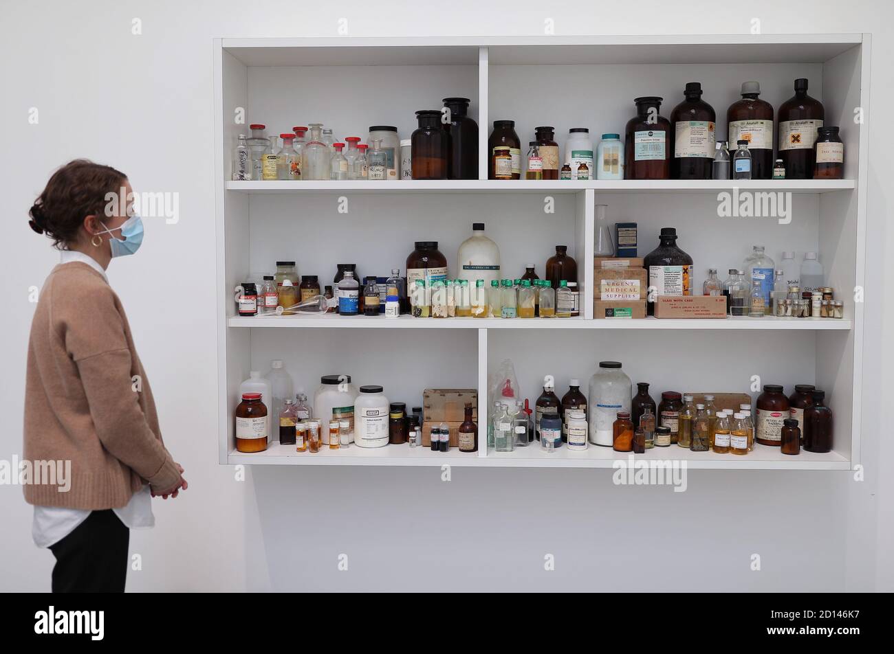 Un membro del personale della galleria si pone accanto al 'COSH', 1990, durante un'anteprima della mostra personale di Damien Hirst intitolata 'fine di un secolo' alla Newport Street Gallery di Londra, Che sarà caratterizzato da oltre cinquanta opere d'arte che dureranno gli anni formativi di Hirst come studente negli anni '80 fino a diventare uno dei principali artisti contemporanei britannici durante gli anni '90. Foto Stock